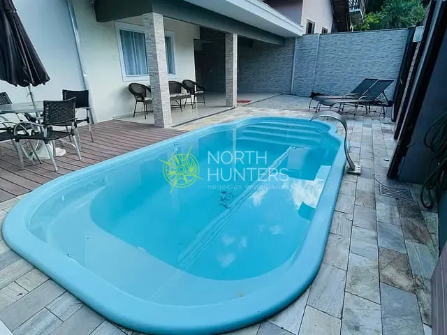 Casa com 180m² 3 quartos e 3 banheiros, à venda ou para alugar, no bairro Floresta em Joinville