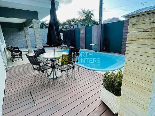 Casa com 180m² 3 quartos e 3 banheiros, à venda ou para alugar, no bairro Floresta em Joinville