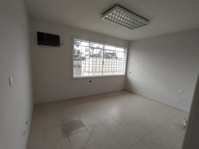 Casa 10 quartos e 5 banheiros, para alugar, no bairro Mercês em Curitiba