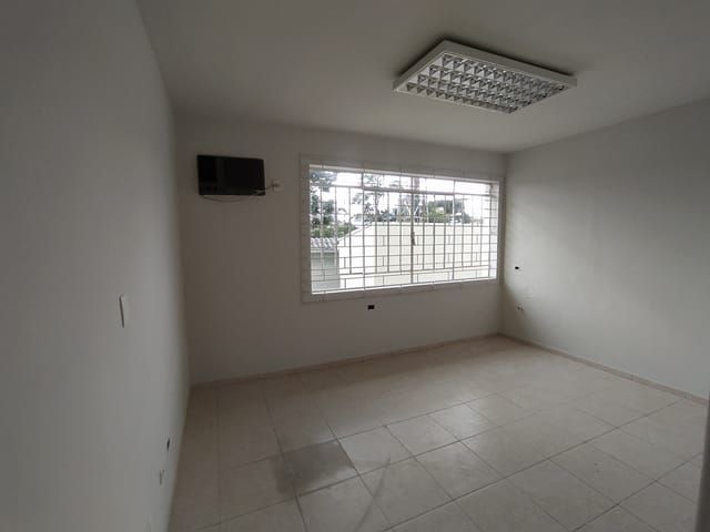 Casa 10 quartos e 5 banheiros, para alugar, no bairro Mercês em Curitiba