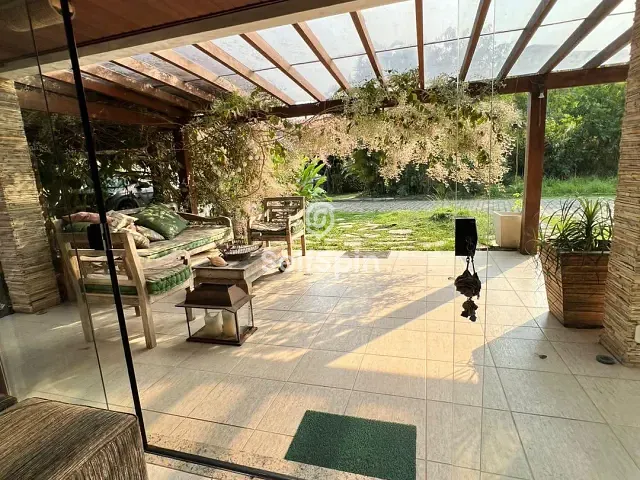 Casa 3 quartos e 4 banheiros, para alugar, no bairro Itaipu em Niterói