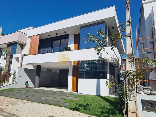 Casa com 246m² 3 quartos e 4 banheiros, à venda, no bairro Vila Nova em Joinville
