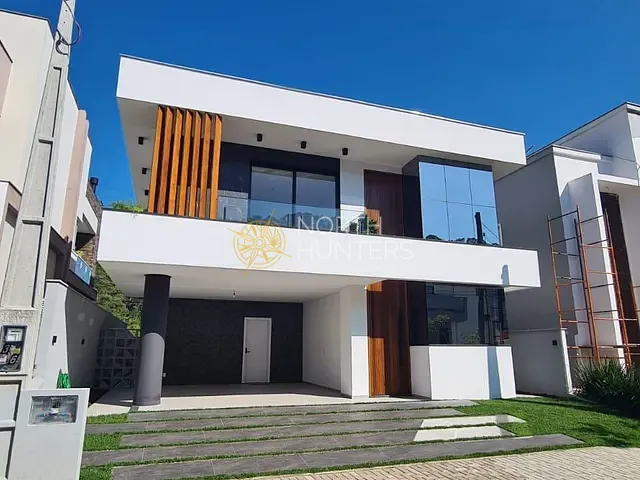 Casa com 246m² 3 quartos e 4 banheiros, à venda, no bairro Vila Nova em Joinville