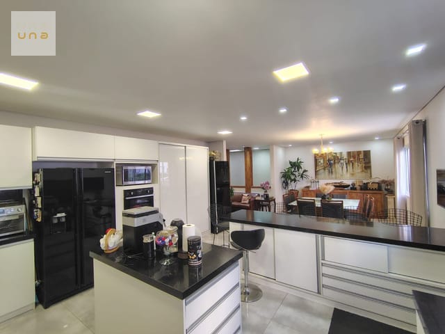 Casa com 323m² 3 quartos e 8 banheiros, à venda, no bairro Portão em Curitiba