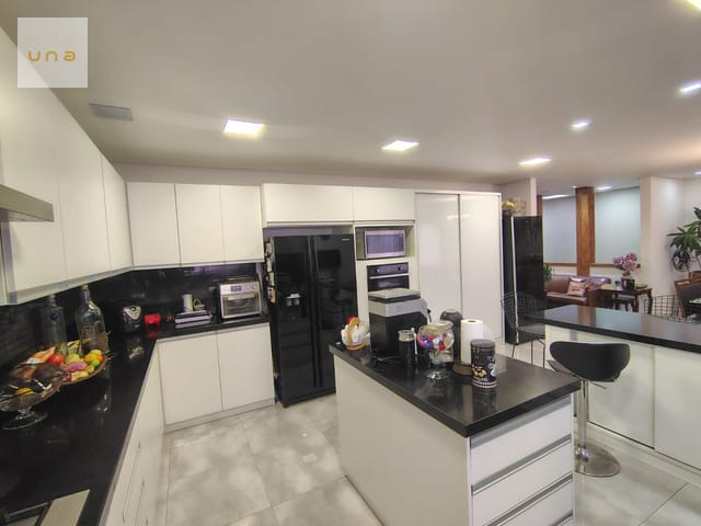 Casa com 323m² 3 quartos e 8 banheiros, à venda, no bairro Portão em Curitiba