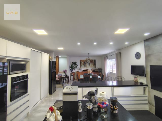 Casa com 323m² 3 quartos e 8 banheiros, à venda, no bairro Portão em Curitiba