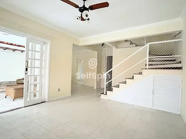 Casa 4 quartos e 2 banheiros, para alugar, no bairro Camboinhas em Niterói