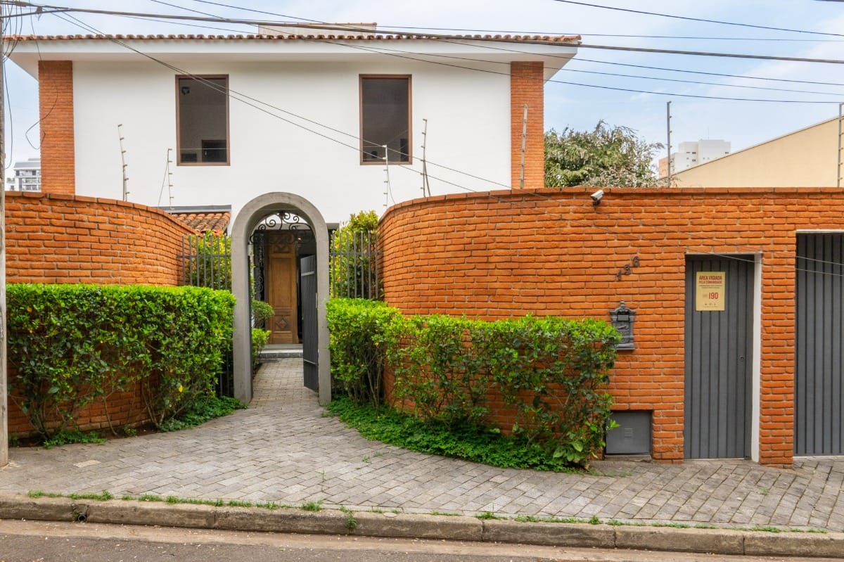 Casa para venda em Vila Morumbi com 4 quartos, sendo 4 suítes, 410m²