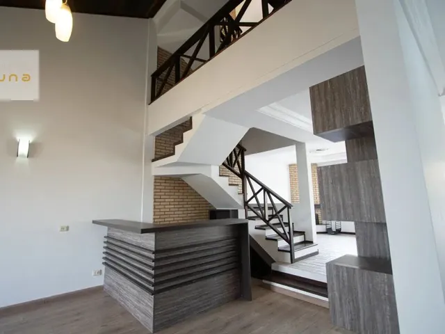 Casa com 576m² 4 quartos e 5 banheiros, à venda, no bairro Bacacheri em Curitiba