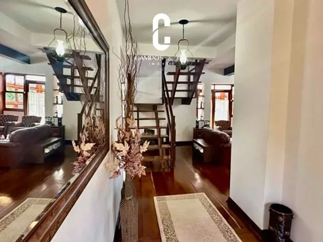 Casa com 813m² 4 quartos e 4 banheiros, à venda, no bairro Vila Capivari em Campos do Jordão