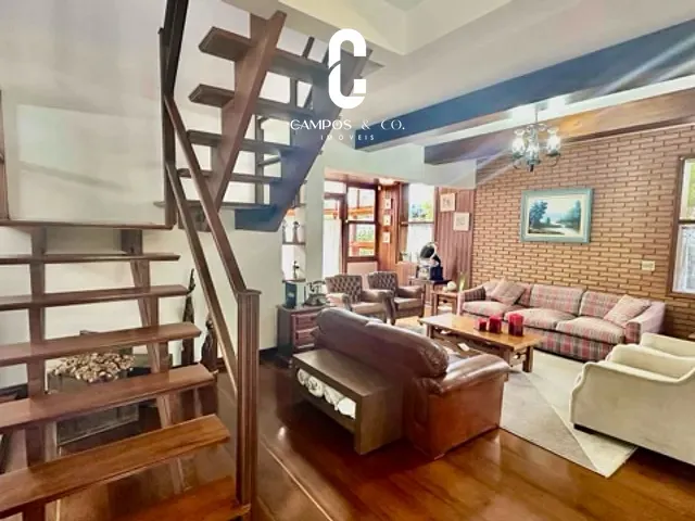 Casa com 813m² 4 quartos e 4 banheiros, à venda, no bairro Vila Capivari em Campos do Jordão