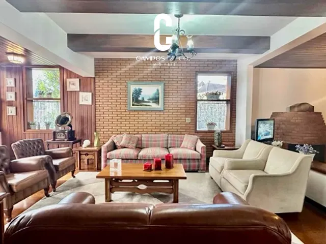 Casa com 813m² 4 quartos e 4 banheiros, à venda, no bairro Vila Capivari em Campos do Jordão