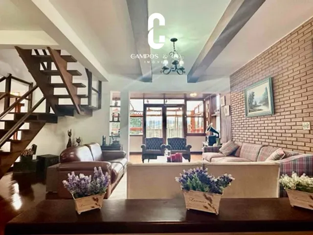 Casa com 813m² 4 quartos e 4 banheiros, à venda, no bairro Vila Capivari em Campos do Jordão