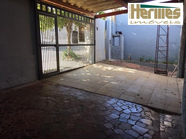 Casa com 250m² 3 quartos e 2 banheiros, para alugar, no bairro Santa Cecília em Paulínia