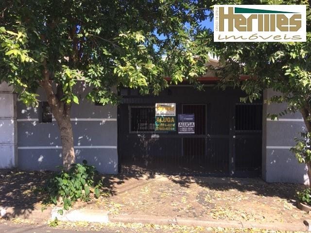 Casa com 250m² 3 quartos e 2 banheiros, para alugar, no bairro Santa Cecília em Paulínia