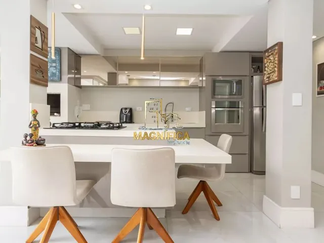 Casa 3 quartos e 4 banheiros, à venda, no bairro Guabirotuba em Curitiba