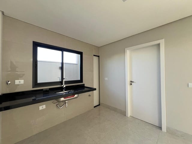 Casa 3 quartos e 5 banheiros, à venda, no bairro Olímpico em Londrina