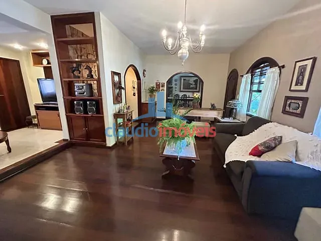 Casa com 360m² 4 quartos e 6 banheiros, à venda, no bairro Nossa Senhora de Fátima em Barra Mansa