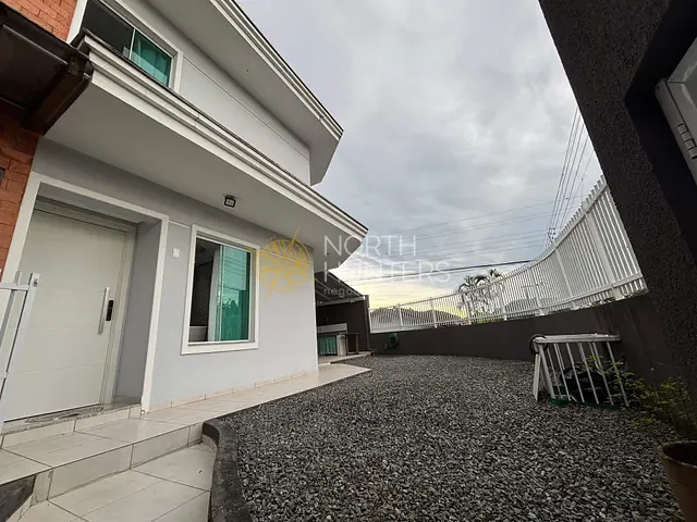 Casa com 142m² 3 quartos e 4 banheiros, à venda, no bairro Glória em Joinville