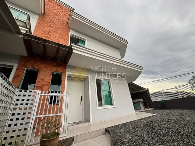 Casa com 142m² 3 quartos e 4 banheiros, à venda, no bairro Glória em Joinville