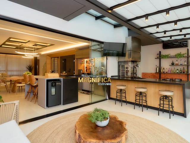 Casa 3 quartos e 7 banheiros, à venda, no bairro Uberaba em Curitiba