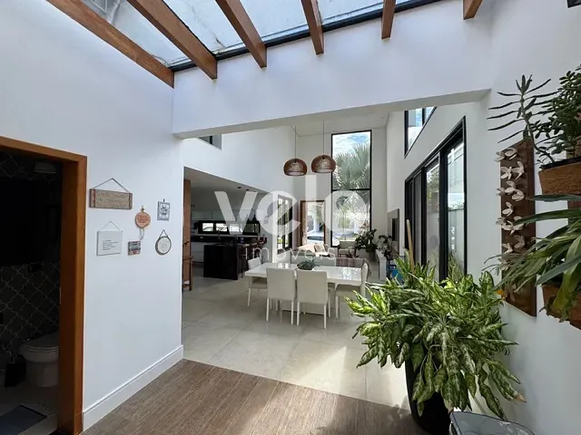 Casa 3 quartos e 4 banheiros, para alugar, no bairro Piracangaguá em Taubaté