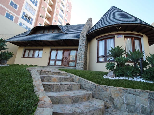 Casa com 689m² 4 quartos e 6 banheiros, à venda, no bairro Centro em Ponta Grossa