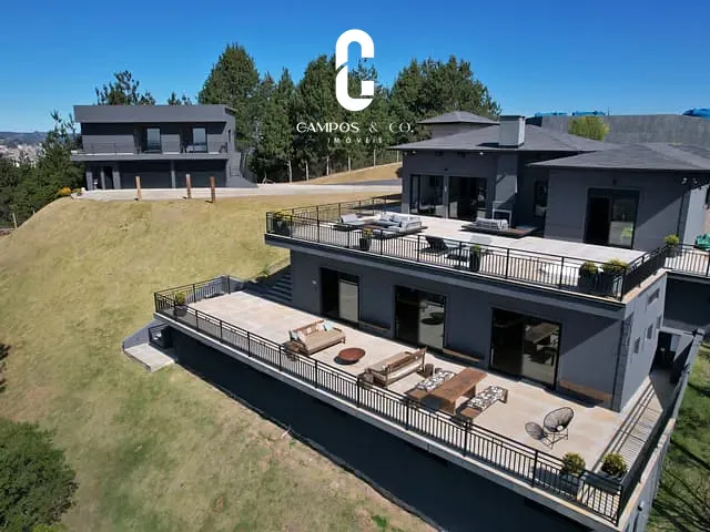 Casa com 2085m² 5 quartos e 8 banheiros, à venda, no bairro Vale da Mantiqueira em Campos do Jordão