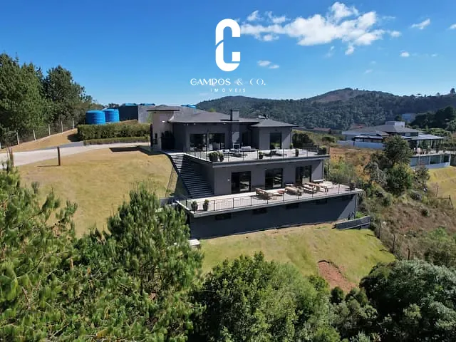 Casa com 2085m² 5 quartos e 8 banheiros, à venda, no bairro Vale da Mantiqueira em Campos do Jordão