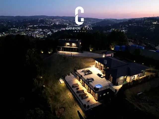 Casa com 2085m² 5 quartos e 8 banheiros, à venda, no bairro Vale da Mantiqueira em Campos do Jordão