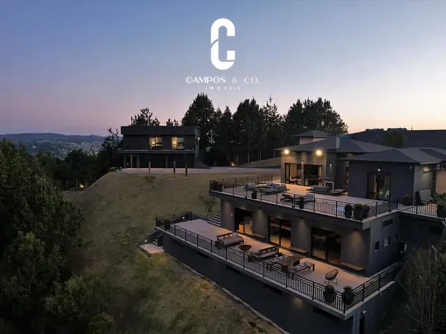 Casa com 2085m² 5 quartos e 8 banheiros, à venda, no bairro Vale da Mantiqueira em Campos do Jordão