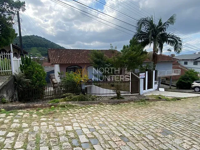 Casa com 183m² 3 quartos e 3 banheiros, à venda, no bairro Iririú em Joinville