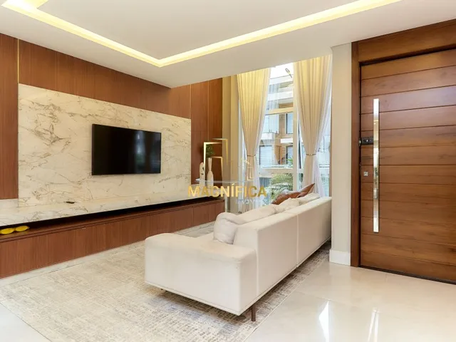 Casa 3 quartos e 8 banheiros, à venda, no bairro Uberaba em Curitiba
