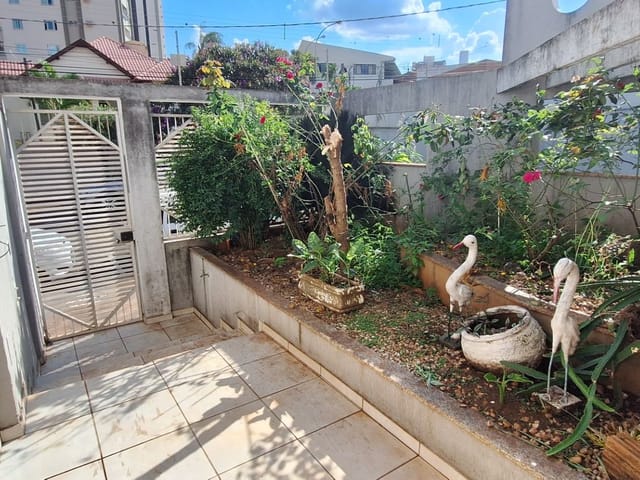 Casa com 500m² 4 quartos e 5 banheiros, à venda ou para alugar, no bairro Centro em Cambé