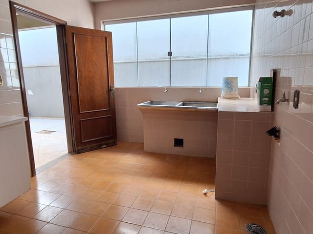 Casa com 500m² 4 quartos e 5 banheiros, à venda ou para alugar, no bairro Centro em Cambé