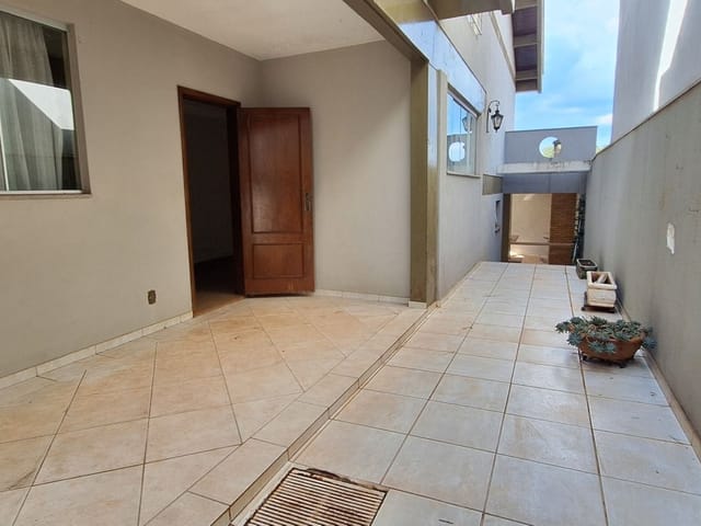 Casa com 500m² 4 quartos e 5 banheiros, à venda ou para alugar, no bairro Centro em Cambé