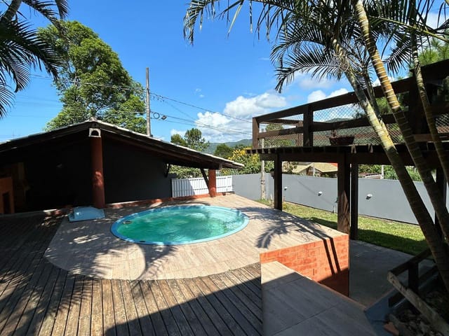Casa com 360m² 2 quartos e 1 banheiro, para alugar, no bairro São João do Rio Vermelho em Florianópolis