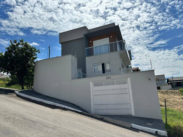 Casa 5 quartos e 4 banheiros, à venda, no bairro Portal do Parque em Extrema