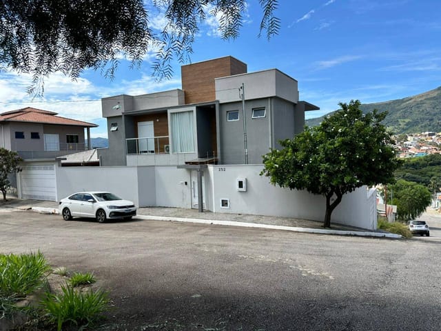 Casa 5 quartos e 4 banheiros, à venda, no bairro Portal do Parque em Extrema