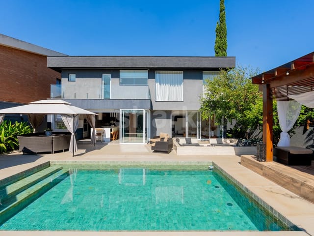 Casa com 640m² 4 quartos e 7 banheiros, à venda, no bairro Alphaville em Santana de Parnaíba