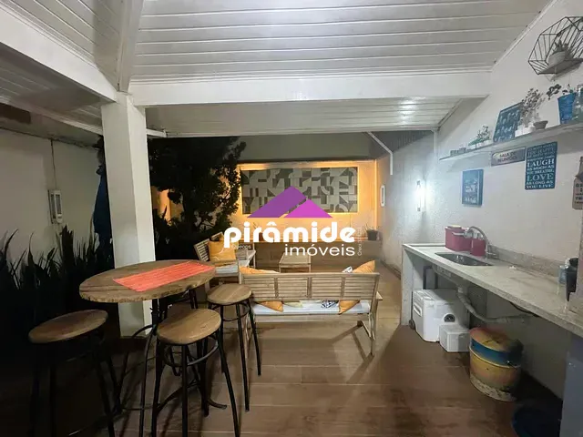 Casa 3 quartos e 4 banheiros, à venda, no bairro Jardim das Indústrias em São José dos Campos