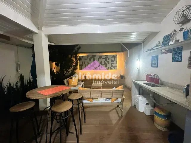 Casa 3 quartos e 4 banheiros, à venda, no bairro Jardim das Indústrias em São José dos Campos