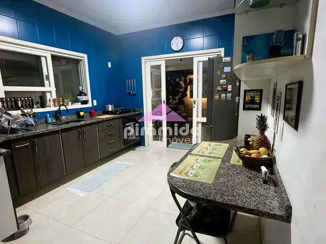 Casa 3 quartos e 4 banheiros, à venda, no bairro Jardim das Indústrias em São José dos Campos