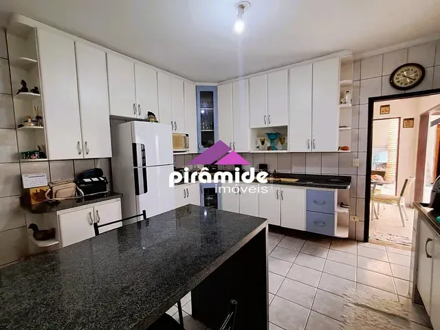 Casa 3 quartos e 3 banheiros, à venda, no bairro Jardim das Indústrias em São José dos Campos
