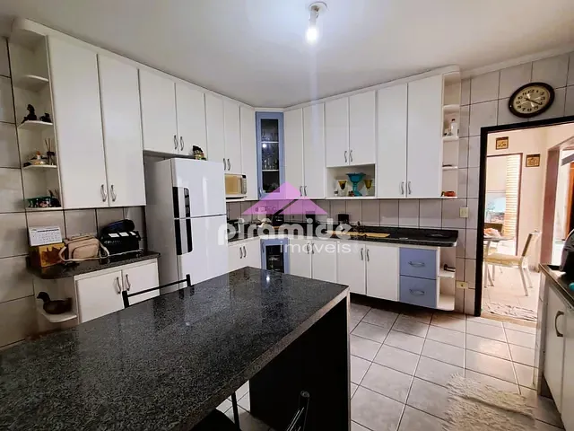 Casa 3 quartos e 3 banheiros, à venda, no bairro Jardim das Indústrias em São José dos Campos