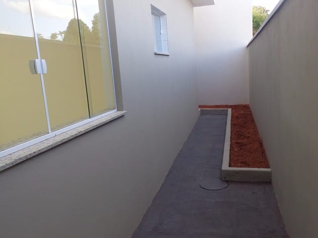 Foto do Casa - SOBRADO RECÉM CONSTRUÍDO COM ARQUITETURA MODERNA TODO CLEAN LOCALIZADO NO RESIDENCIAL AROEIRA III, COM VISTA PRIVILEGIADA PARA ENTRADA DA CIDADE. COM 03 DORMITÓRIOS, SENDO 01 SUÍTE, BANHEIRO SOCIAL, SALA AMPLA, COZINHA AMERICANA COM ACABAMENTO EM GRANITO, SACADA, LAVANDERIA, ÁREA DE LAZER COM CHURRASQUEIRA E BALCÃO, GARAGEM COBERTA PARA 04 CARROS.
ACABAMENTO EM ALTO PADRÃO TODO COM PORCELANATO, BLINDEX, MÁRMORE E GRANITO.
ÁREA CONSTRUÍDA APROXIMADAMENTE: 130M² | Guaxupé Imóveis Ltda
