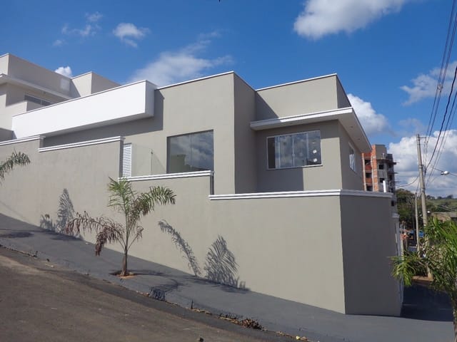 Foto do Casa - SOBRADO RECÉM CONSTRUÍDO COM ARQUITETURA MODERNA TODO CLEAN LOCALIZADO NO RESIDENCIAL AROEIRA III, COM VISTA PRIVILEGIADA PARA ENTRADA DA CIDADE. COM 03 DORMITÓRIOS, SENDO 01 SUÍTE, BANHEIRO SOCIAL, SALA AMPLA, COZINHA AMERICANA COM ACABAMENTO EM GRANITO, SACADA, LAVANDERIA, ÁREA DE LAZER COM CHURRASQUEIRA E BALCÃO, GARAGEM COBERTA PARA 04 CARROS.
ACABAMENTO EM ALTO PADRÃO TODO COM PORCELANATO, BLINDEX, MÁRMORE E GRANITO.
ÁREA CONSTRUÍDA APROXIMADAMENTE: 130M² | Guaxupé Imóveis Ltda
