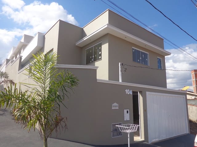 Foto do Casa - SOBRADO RECÉM CONSTRUÍDO COM ARQUITETURA MODERNA TODO CLEAN LOCALIZADO NO RESIDENCIAL AROEIRA III, COM VISTA PRIVILEGIADA PARA ENTRADA DA CIDADE. COM 03 DORMITÓRIOS, SENDO 01 SUÍTE, BANHEIRO SOCIAL, SALA AMPLA, COZINHA AMERICANA COM ACABAMENTO EM GRANITO, SACADA, LAVANDERIA, ÁREA DE LAZER COM CHURRASQUEIRA E BALCÃO, GARAGEM COBERTA PARA 04 CARROS.
ACABAMENTO EM ALTO PADRÃO TODO COM PORCELANATO, BLINDEX, MÁRMORE E GRANITO.
ÁREA CONSTRUÍDA APROXIMADAMENTE: 130M² | Guaxupé Imóveis Ltda