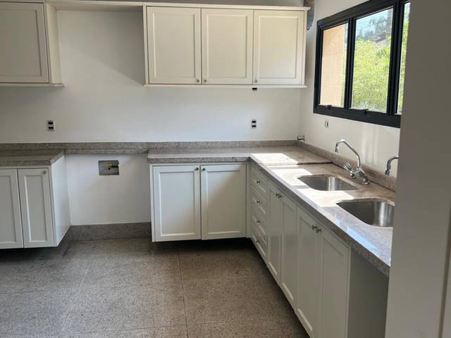 Casa com 1100m² 4 quartos e 7 banheiros, para alugar, no bairro Alphaville Residencial Um em Barueri