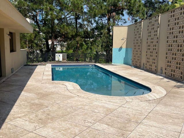 Casa com 1100m² 4 quartos e 7 banheiros, para alugar, no bairro Alphaville Residencial Um em Barueri